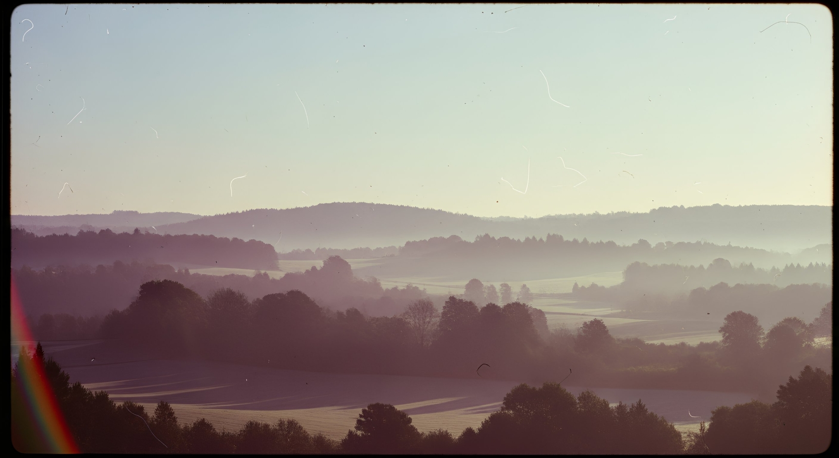 Paisaje suave con colinas y árboles difuminados entre la niebla.
